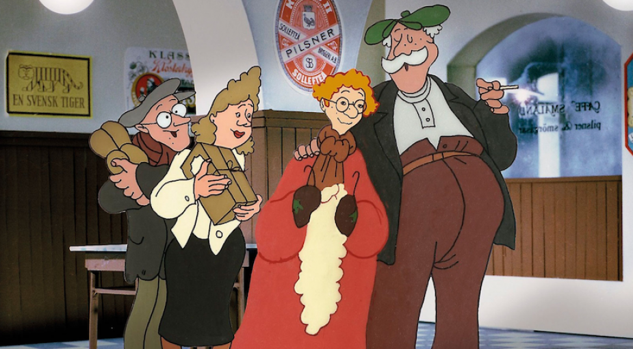 Bild från kortfilmen "Karl Bertil Jonssons julafton". Karl Bertil och tre främlingar står och sjunger julvisor, Karl Bertil är iklädd tomtekostym och håller i ett lösskägg.